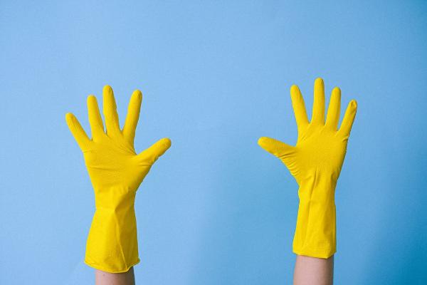 Manos con guantes amarillos
